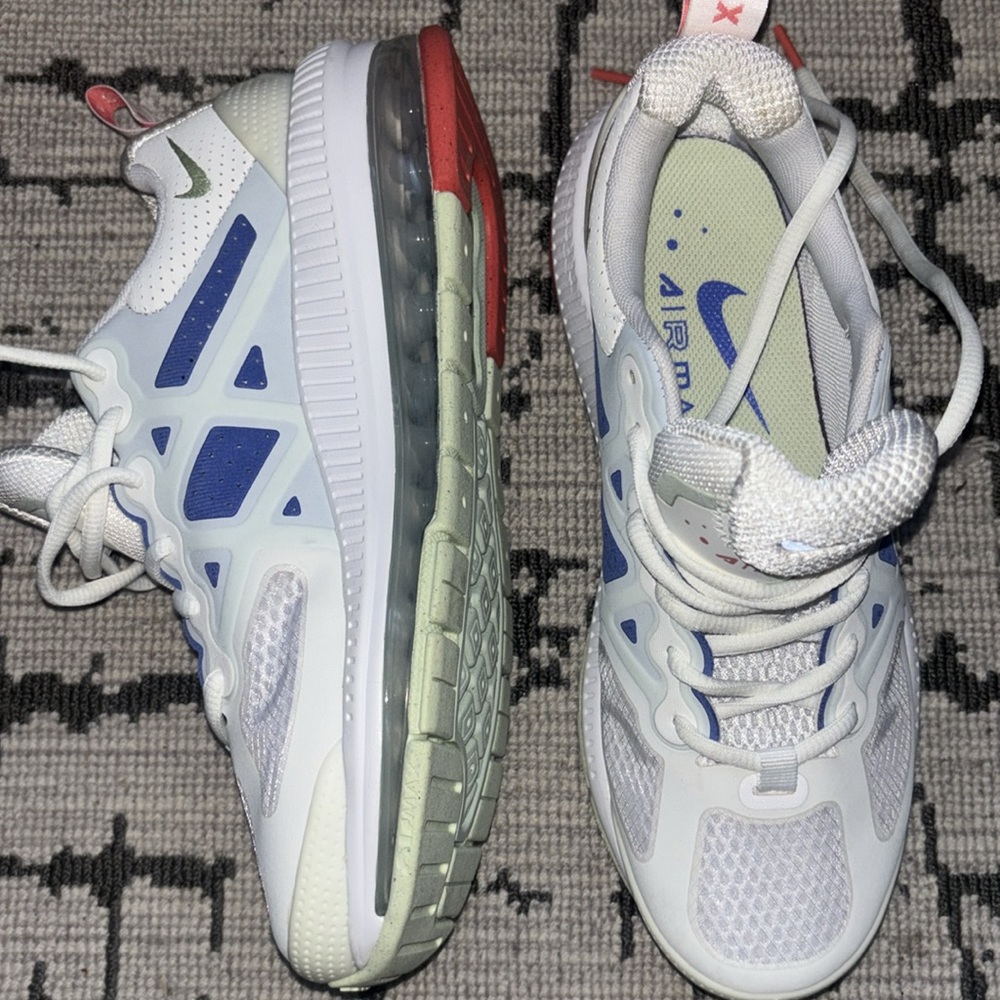 NWOT Nike women’s sneakers